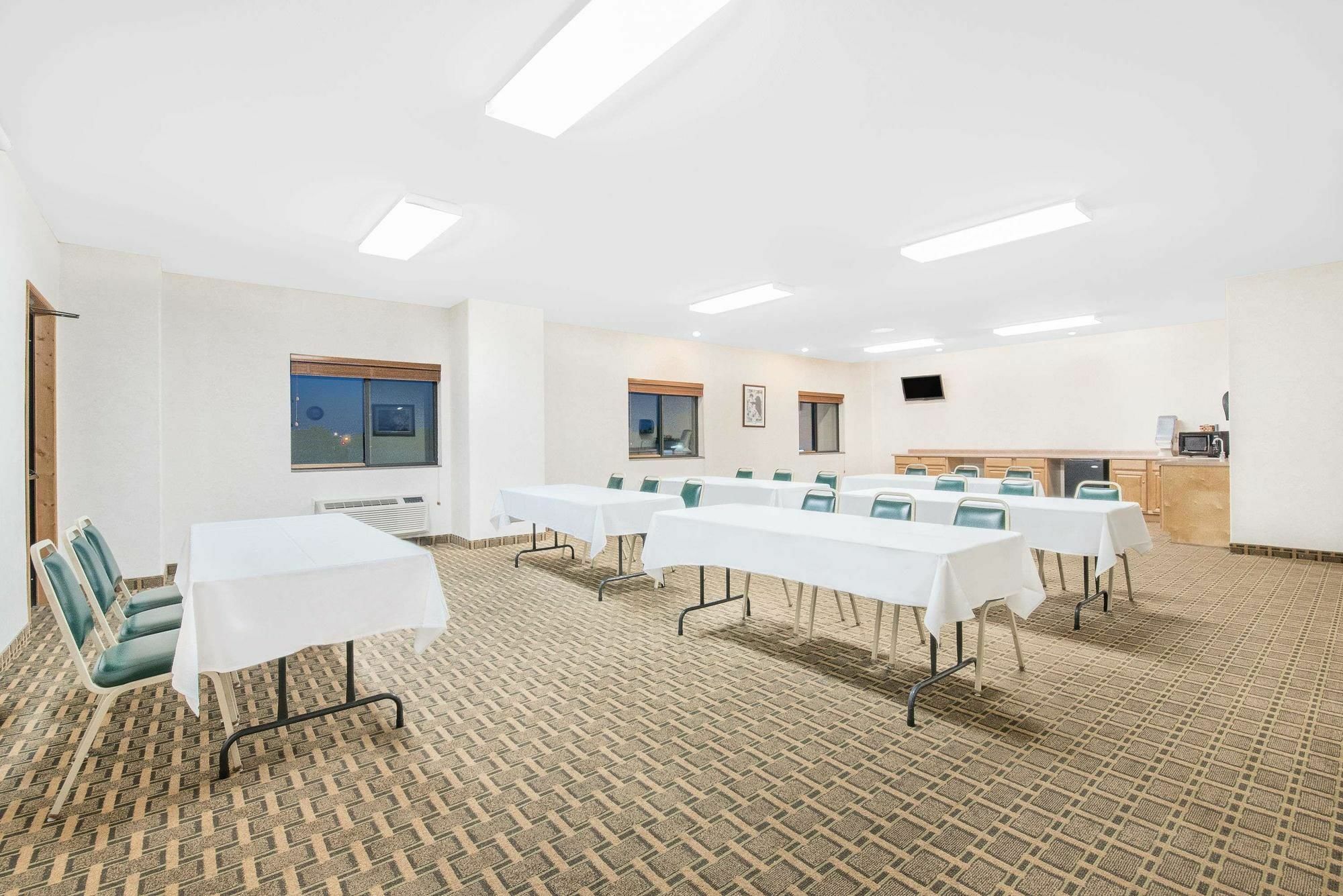 Days Inn By Wyndham Mitchell Sd Ngoại thất bức ảnh
